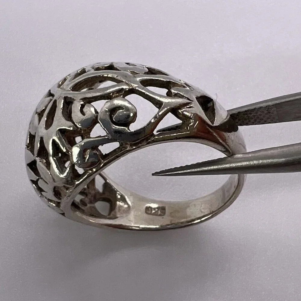 925 STERLING SILVER RING WITH POROUS FLOWER DESIGN SIZE 8